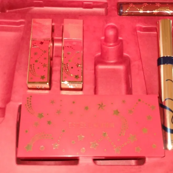 NWOT Estee Lauder 2023 Red Train Case Cosmetic Bag Lip Stick Eye Shadow Mascara - Picture 3 of 9